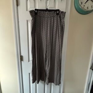 LOFT Black and White Chevron elastic pants